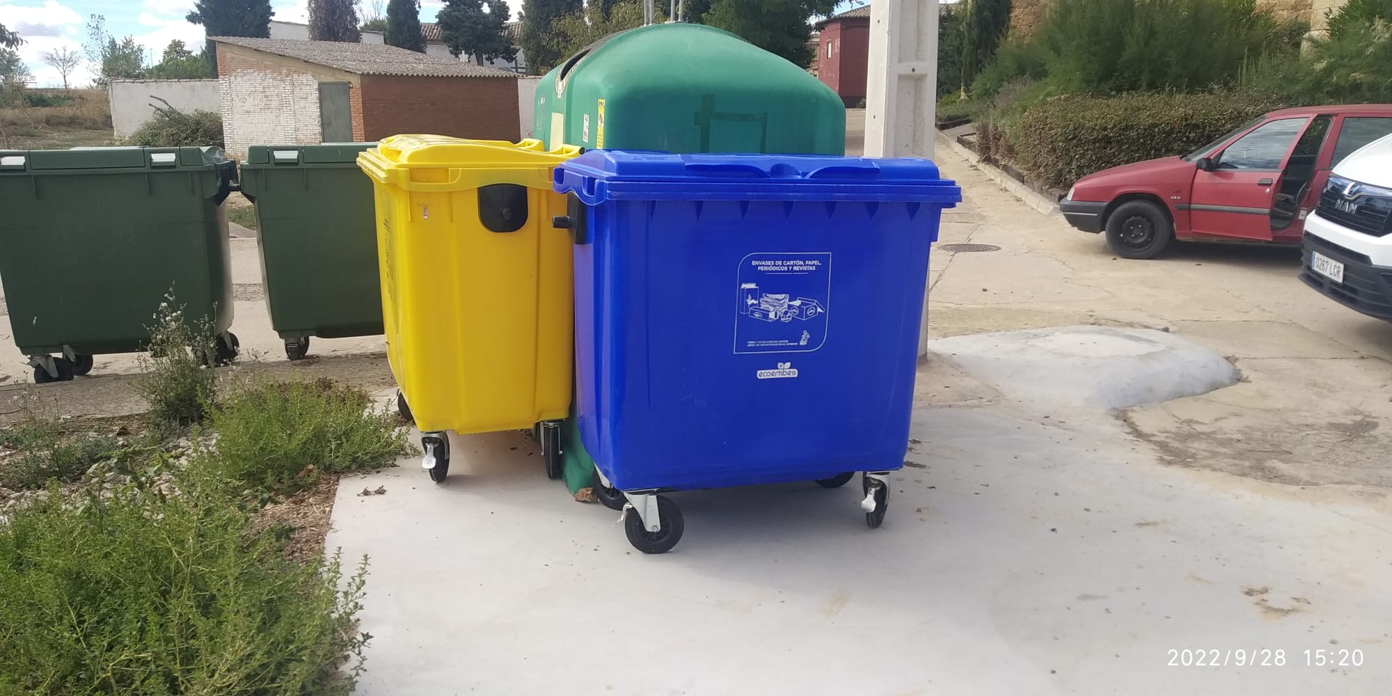 Colocación de contenedores de reciclaje de cartón y plástico